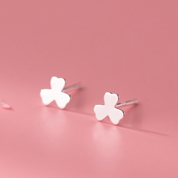 NWT Sterling Silver Clover Earrings Classic Minimal Lucky Clover Charms Earrings - Picture 1 of 5